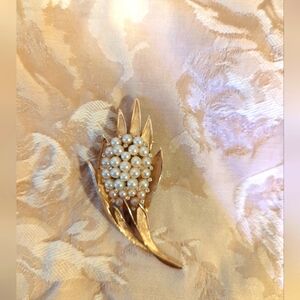 Vintage Trifari faux Pearl Rhinestone Bouquet brooch deco style in Gold Tone